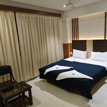Hotel Sahyog & Rooms Сурат Экстерьер фото