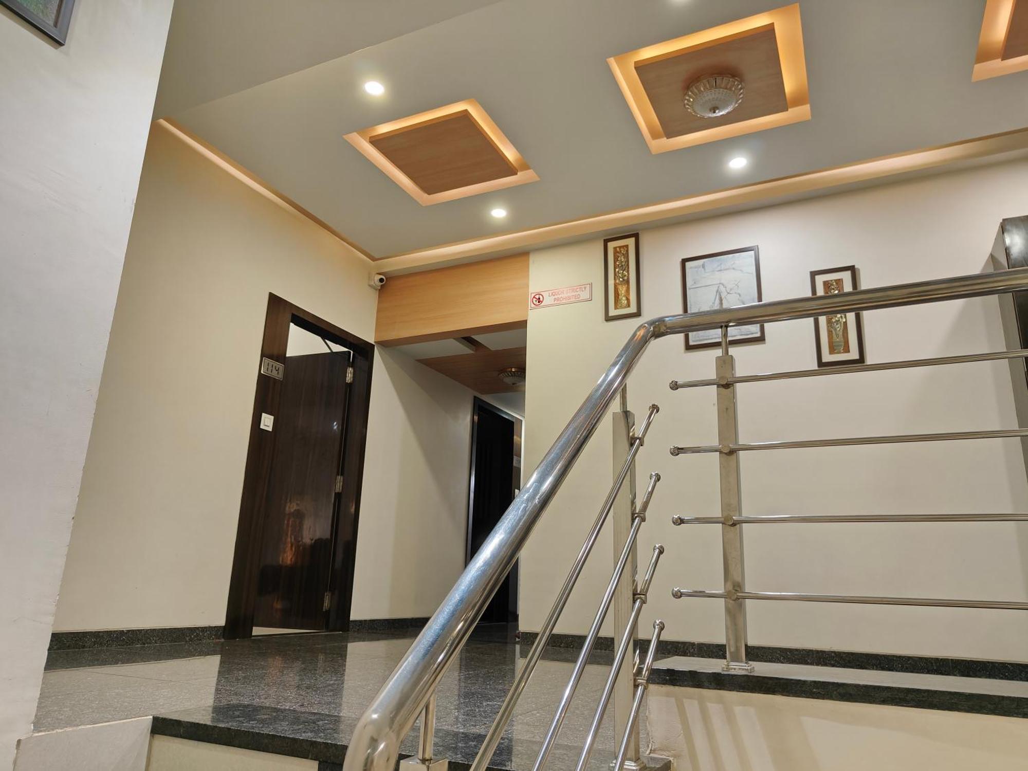 Hotel Sahyog & Rooms Сурат Экстерьер фото