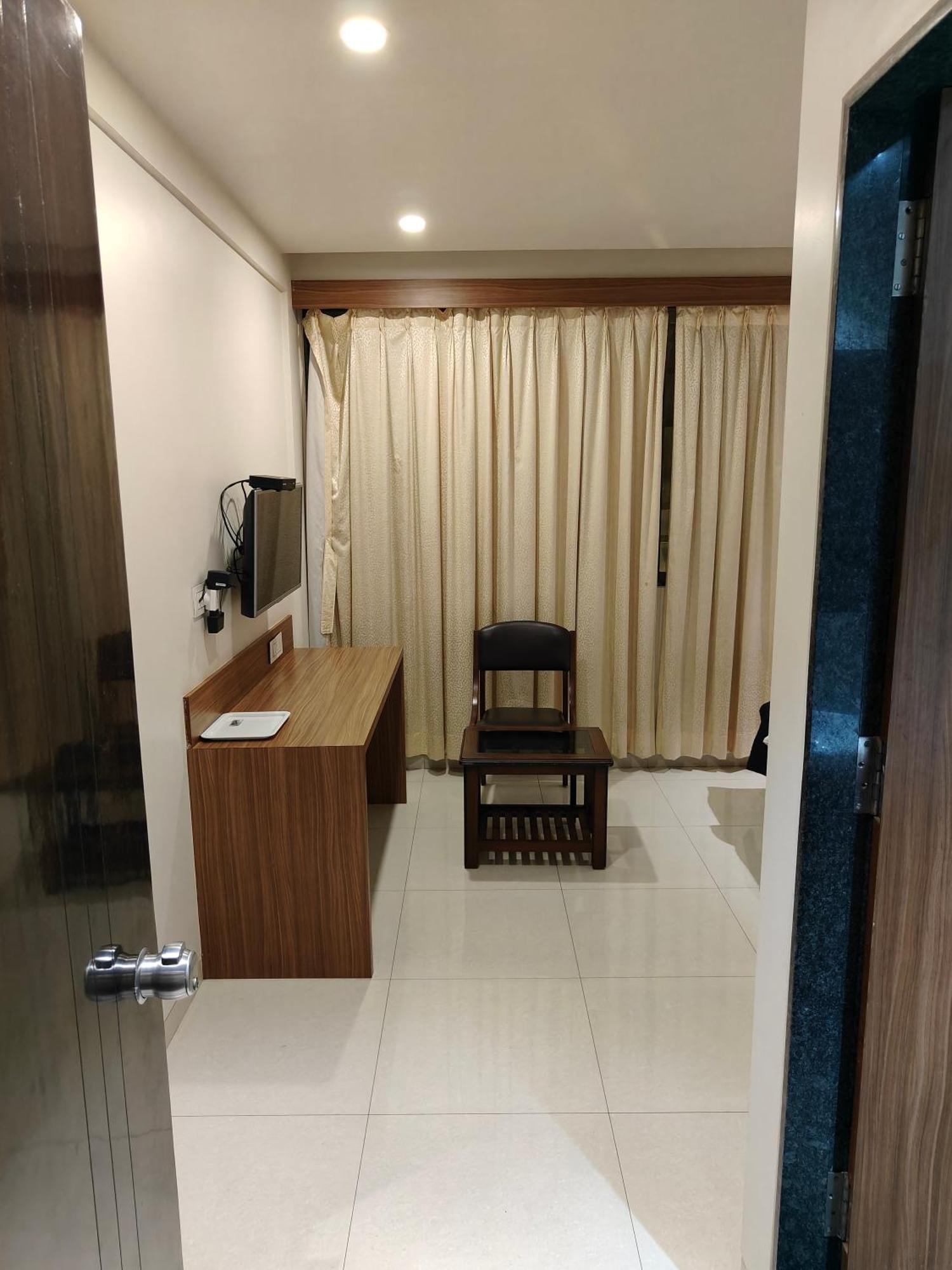 Hotel Sahyog & Rooms Сурат Экстерьер фото
