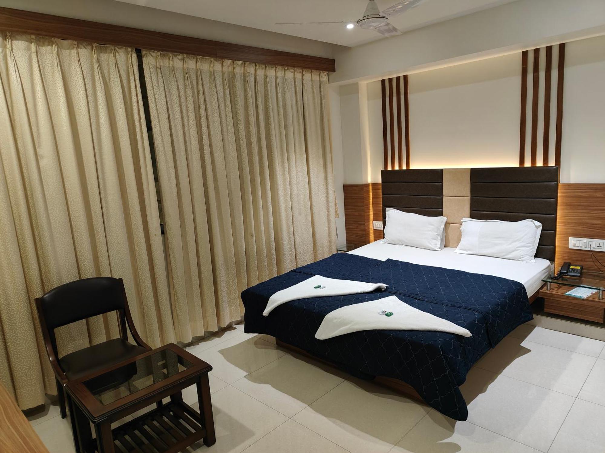 Hotel Sahyog & Rooms Сурат Экстерьер фото