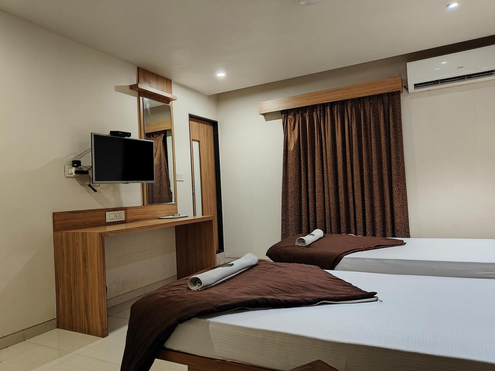 Hotel Sahyog & Rooms Сурат Экстерьер фото