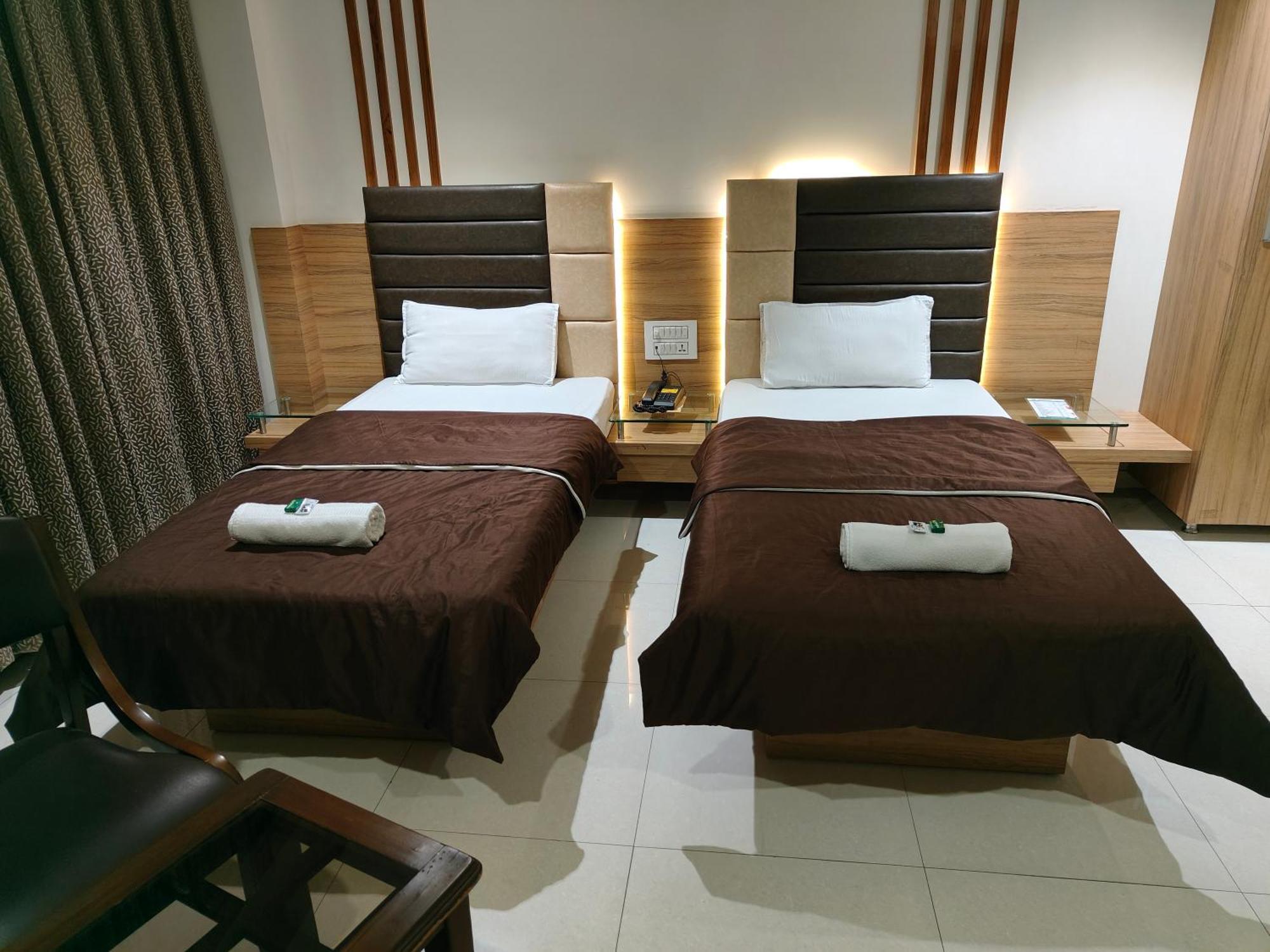 Hotel Sahyog & Rooms Сурат Экстерьер фото